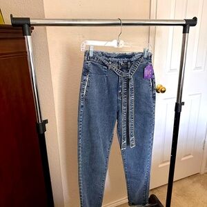 Denim jeans with belt